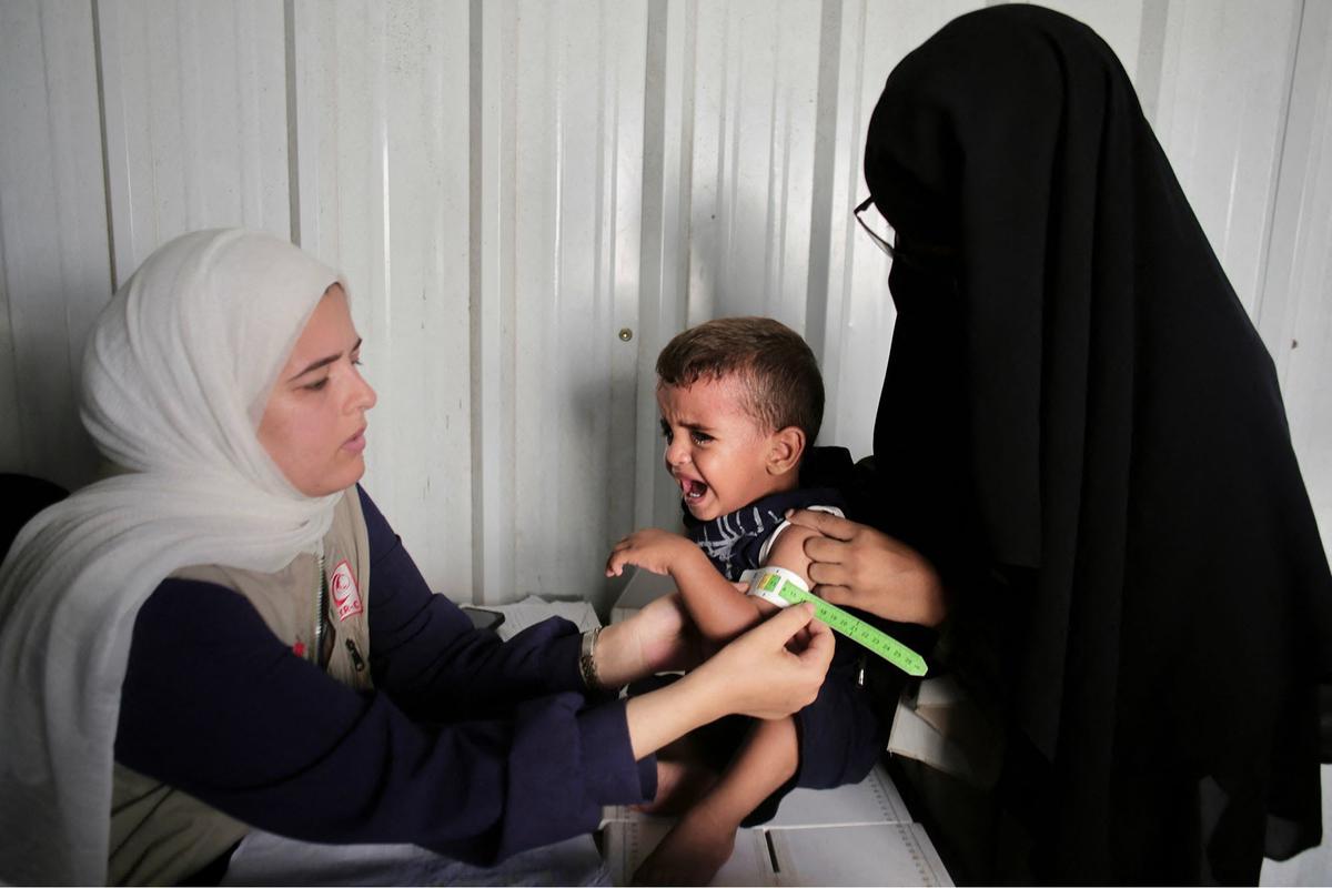 FOTO: Di Tengah Aturan Baru Israel, Warga Gaza Antre Perawatan di Posko Medis LSM Lokal