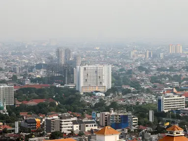 Suasana gedung bertingkat di Jakarta yang terlihat samar karena polusi udara, Kamis (8/6/2023). (Liputan6.com/Johan Tallo)