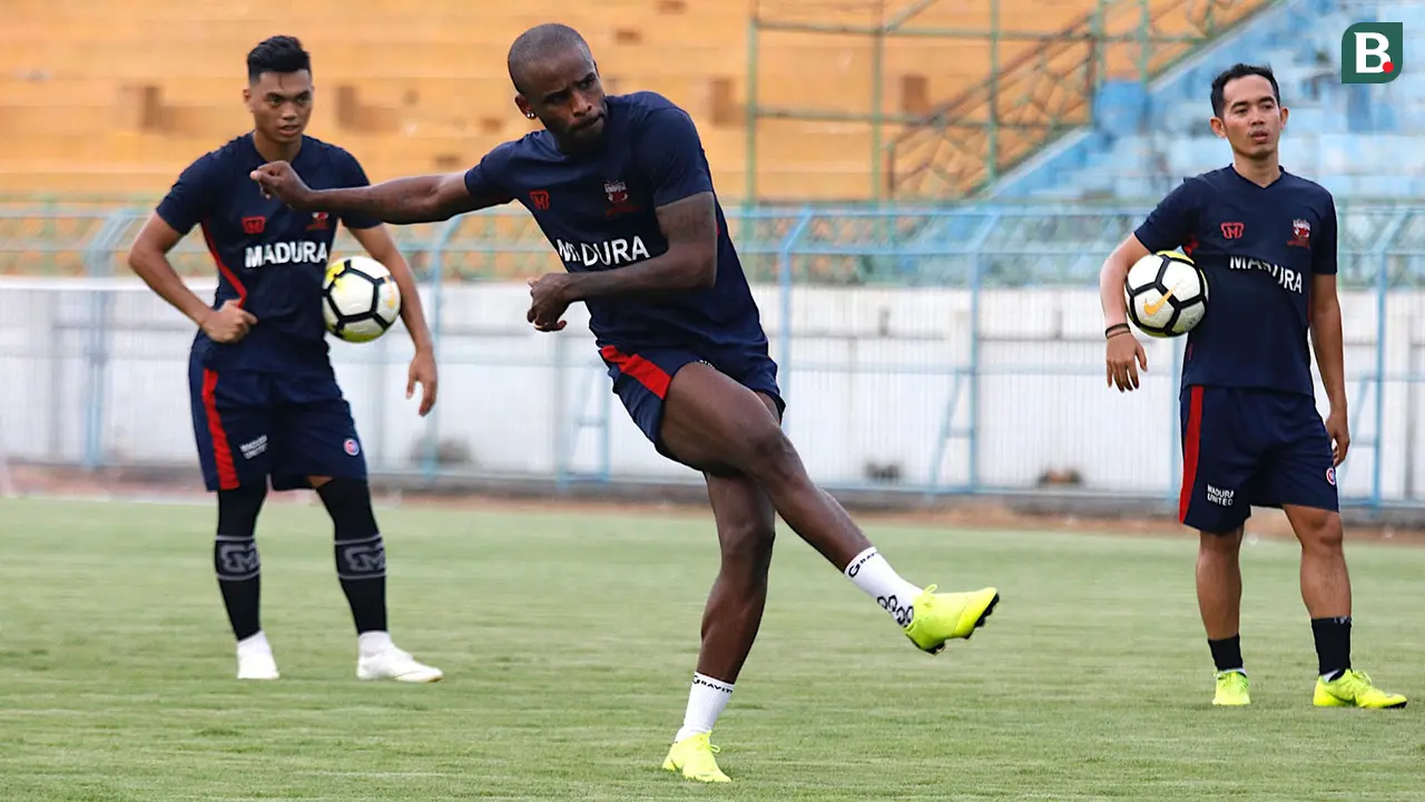Greg Nwokolo (Madura United)