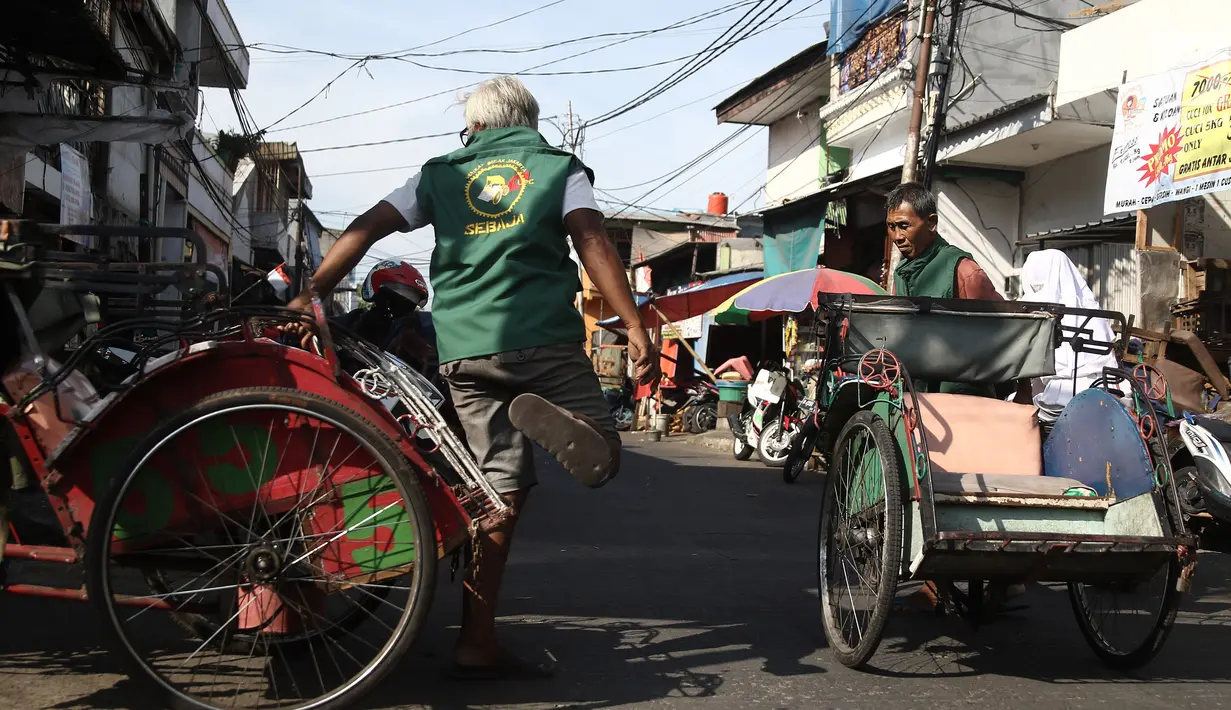 Pengayuh becak menunggu penumpang di Kawasan Pasar Rajawali, Pademangan, Jakarta Utara, Senin (8/10). Pemprov DKI Jakarta bakal merevisi Perda Nomor 8 Tahun 2007 untuk mengakomodasi operasional becak. (Liputan6.com/Herman Zakharia)