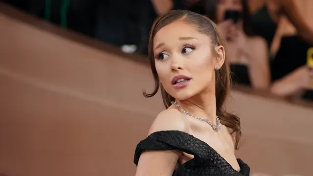 Tanggalkan Karakter Glinda, Ariana Grande Kembali dengan High Ponytail di Golden Globes 2026