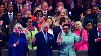 Para bangsawan mengibarkan bendera mereka bersama Baroness Scotland di konser Coronation pertama dalam sejarah. (AP)