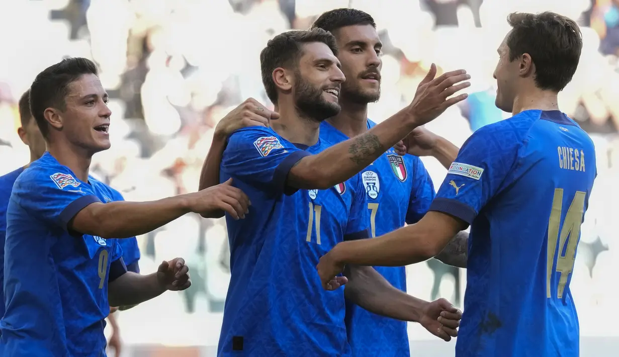 Pada menit ke-63, Italia mendapatkan hadiah tendangan penalti setelah Chiesa dilanggar oleh Castagne di kotak terlarang. Domenico Berardi (tengah) yang maju menjadi eksekutor, sukses mengecoh Courtois dan menambah keunggulan bagi Gli Azzurri. (AP/Antonio Calanni)
