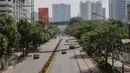 Kendaraan melintasi jalan protokol di kawasan Kuningan, Jakarta, Kamis (16/7/2015). H-1 jelang Lebaran, situasi Ibukota Jakarta sudah sepi ditinggal warganya yang mudik ke kampung halaman. (Liputan6.com/Faizal Fanani)