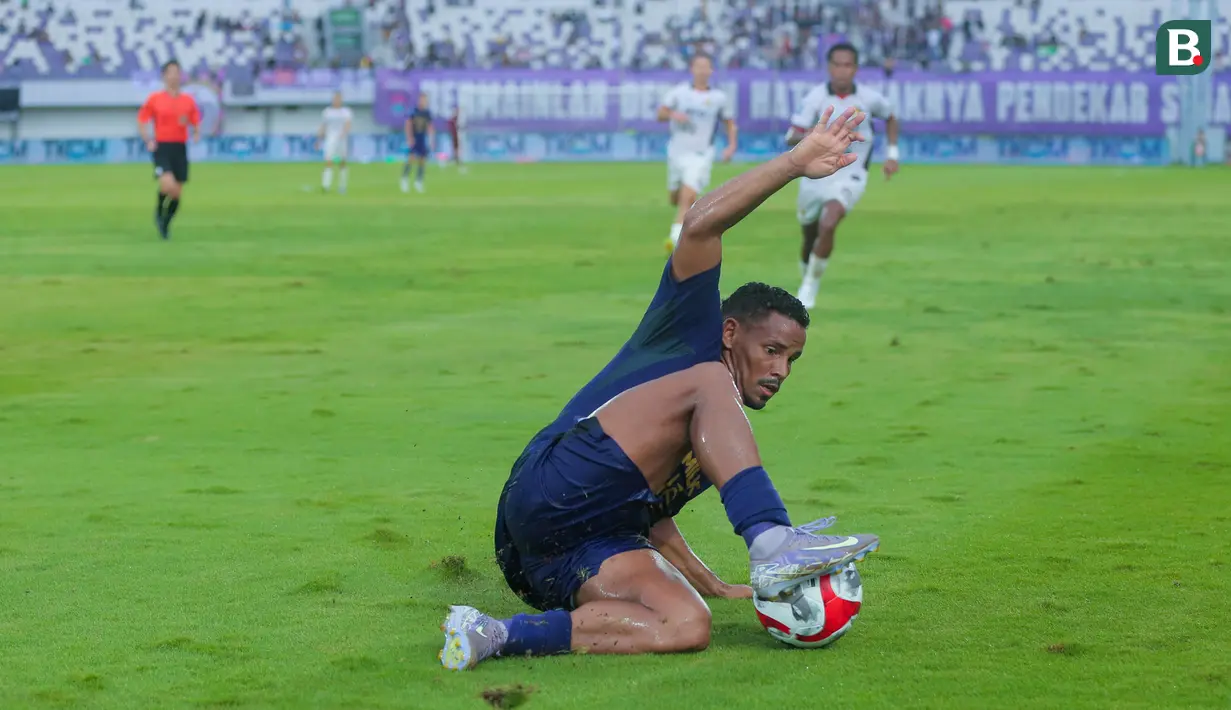 Pemain Persita Tangerang, Eber Bessa, berusaha menghentikan bola saat melawan Persik Kediri dalam laga lanjutan BRI Super League 2025/2026 di Stadion Indomilk Arena, Minggu (21/12/2025) sore WIB. (Bola.com/ M Iqbal Ichsan)