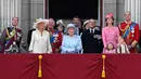 <p>Keluarga kerajaan Inggris menyaksikan Trooping the Color Parade di balkon Istana Buckhingham, London, Sabtu (17/6). Trooping the Color Parade adalah acara tahunan untuk merayakan hari resmi ulang tahun Ratu Elizabeth. (CHRIS J RATCLIFFE / AFP)</p>