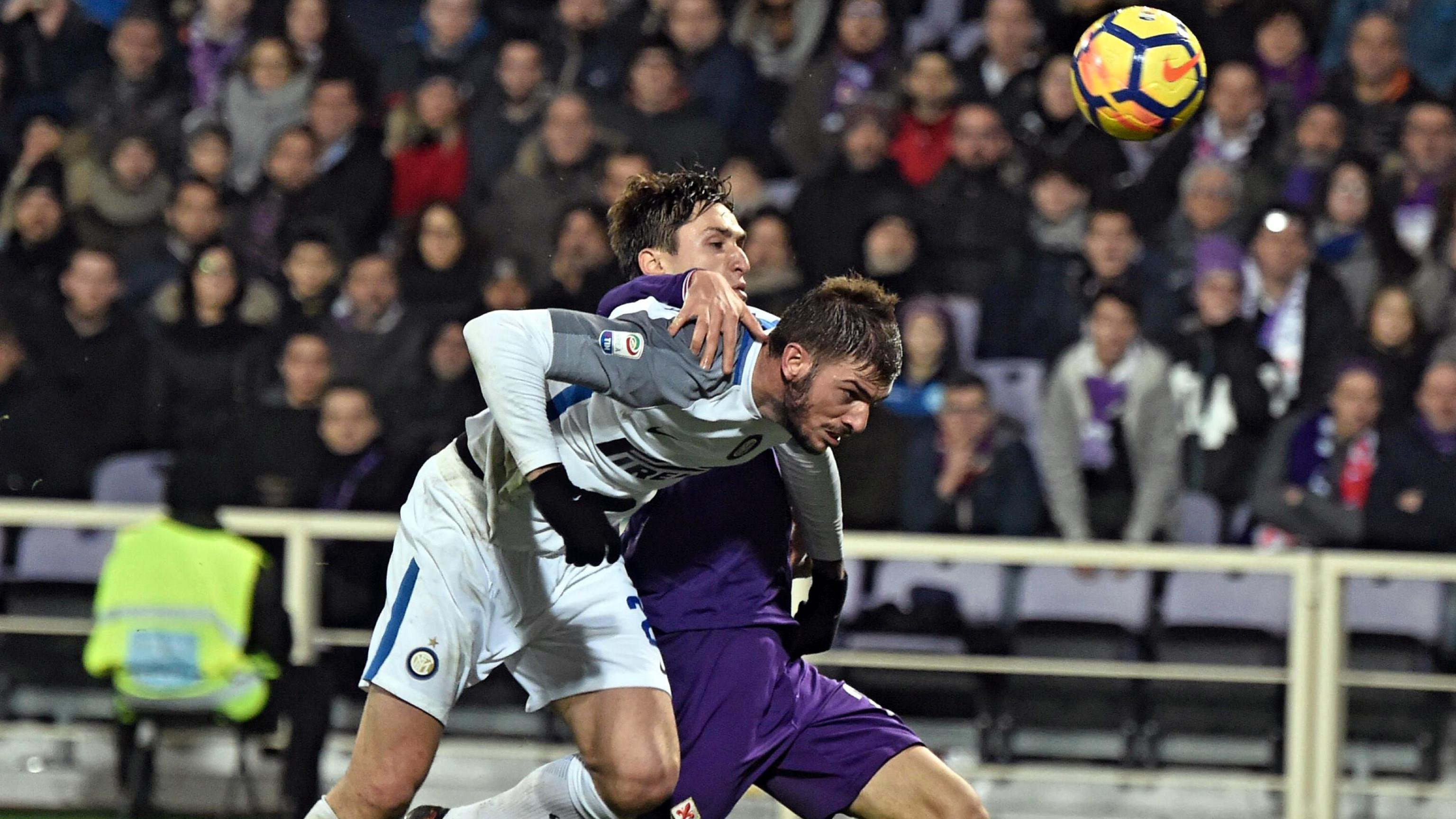 Duel pemain Fiorentina, Federico Chiesa dan pemain Inter Milan, Davide Santon pada laga Serie A di Artemio Franchi Stadium, Florence, (5/1/2018). Inter bermain imbang 1-1 dengan Fiorentina. (Maurizio Degl'Innocenti/ANSA via AP)