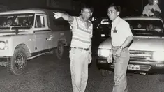 Gambar yang diambil pada awal 1990-an memperlihatkan Rodrigo Duterte (kiri) yang masih menjabat sebagai Wali Kota Davao, membantu seorang polisi untuk mengatur kemacetan lalu lintas di jalanan pusat kota Davao, Filipina selatan. (REUTERS/Renato Lumawag)