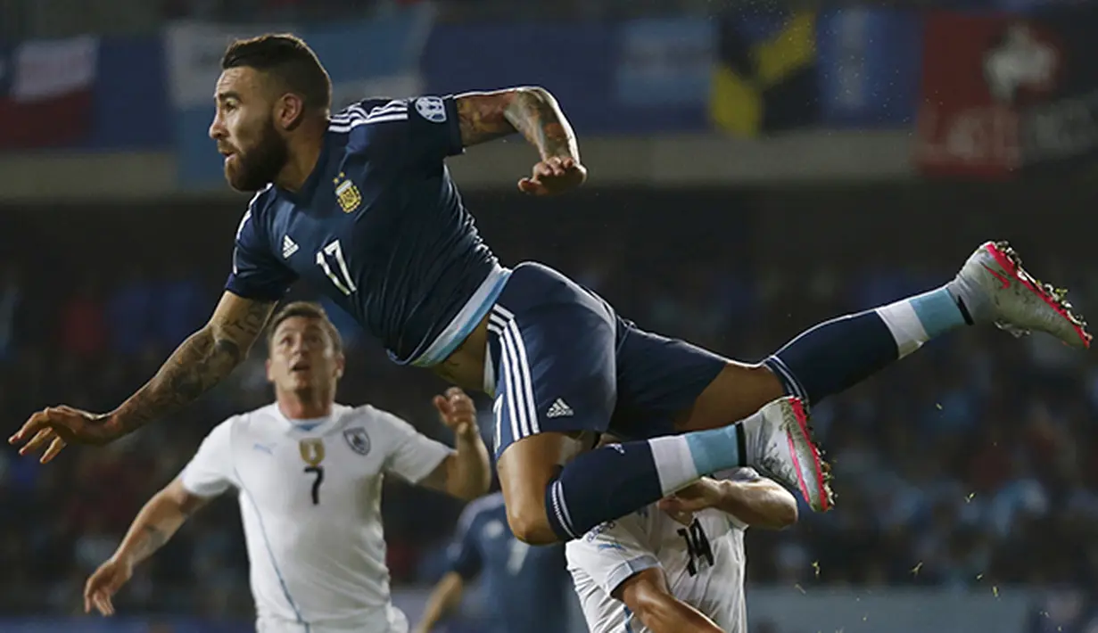 Nicolas Otamendi bek Argentina melompati wajah pemain Uruguay. ( REUTERS/Marcos Brindicci)