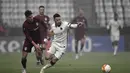 Gelandang  CFR Cluj, Catalin Mihai Itu (kiri) berusaha merebut bola dari bek AS Roma, Leonardo Spinazzola selama pertandingan grup A Liga Europa di Cluj-Napoca, Rumania (26/11/2020). AS Roma menang 2-0 atas CFR Cluj. (AFP/Alex Nicodim)