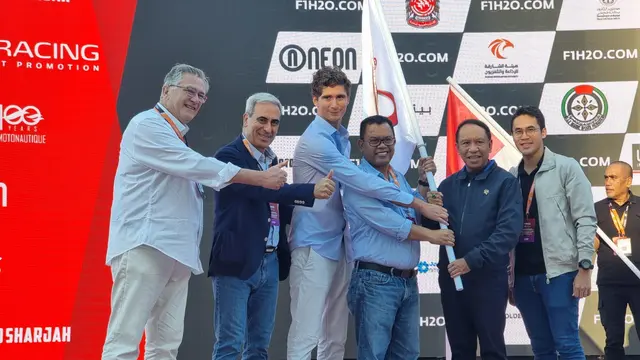 Menteri Pemuda dan Olahraga Republik Indonesia (Menpora RI) Zainudin Amali menerima bendera penyelenggaraan F1 Powerboat