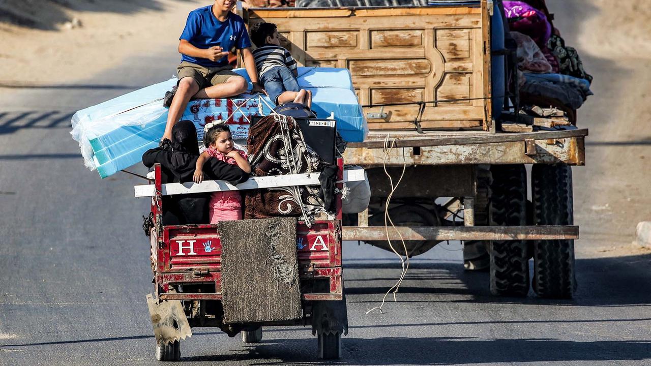 FOTO: Kota Gaza Jadi Zona Pertempuran, Warga Kembali Mengungsi