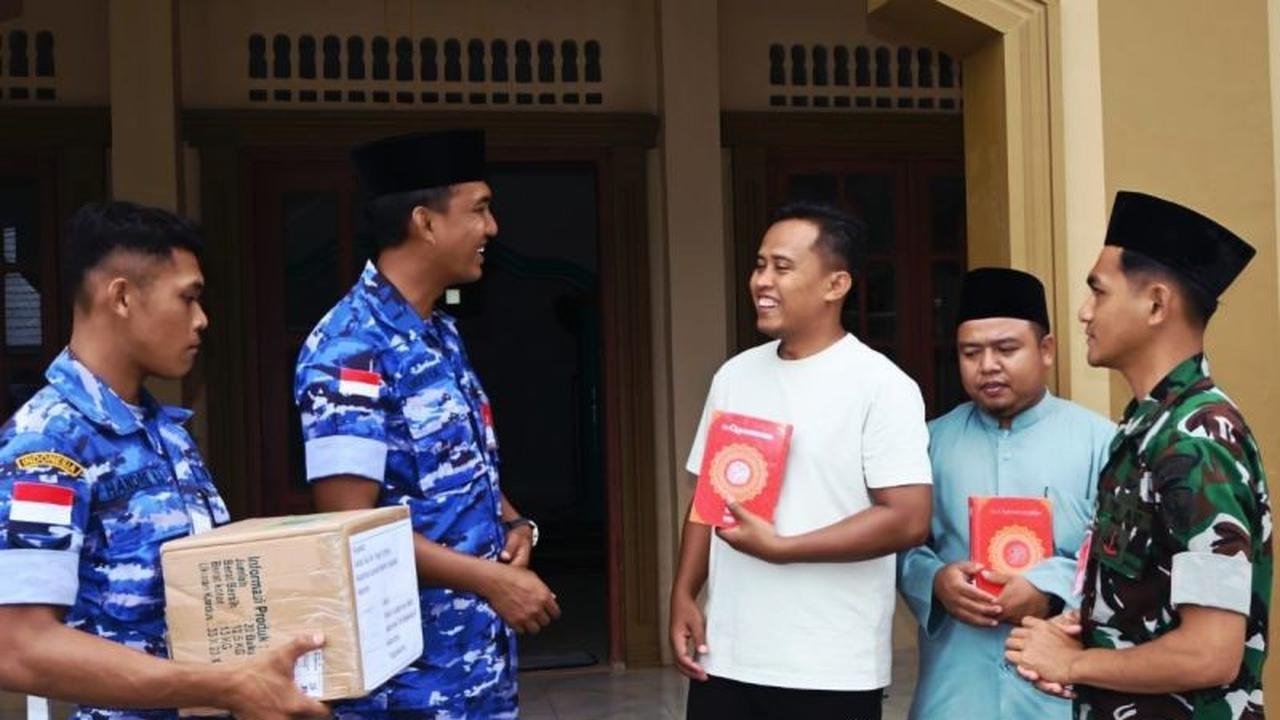 Perkuat Mental Rohani, Lanud RSA Natuna Salurkan 200 Al Quran untuk Masyarakat Perbatasan