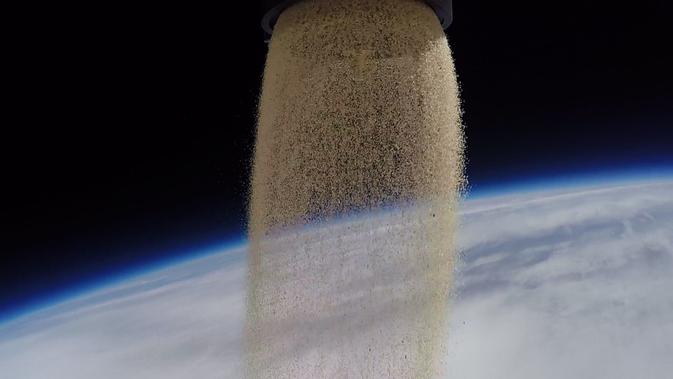 Ilustrasi menaburkan abu jenazah di atmosfer Bumi dengan bantuan balon berbahan latex. (Ascension Flights)