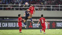 Pemain Timnas Indonesia,&nbsp;Asnawi Mangkualam Bahar berduel udara dengan pemain Laos,&nbsp;Phousomboun Panyavong pada laga&nbsp;lanjutan Grup B Piala AFF 2024 di Stadion Manahan, Solo, Jawa Tengah, Kamis (12/12/2024). (Bola.com/Abdul Aziz)
