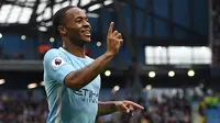 Raheem Sterling melakukan selebrasi usai mencetak gol ke gawang Crystal Palace (AFP/Oli Scarff)