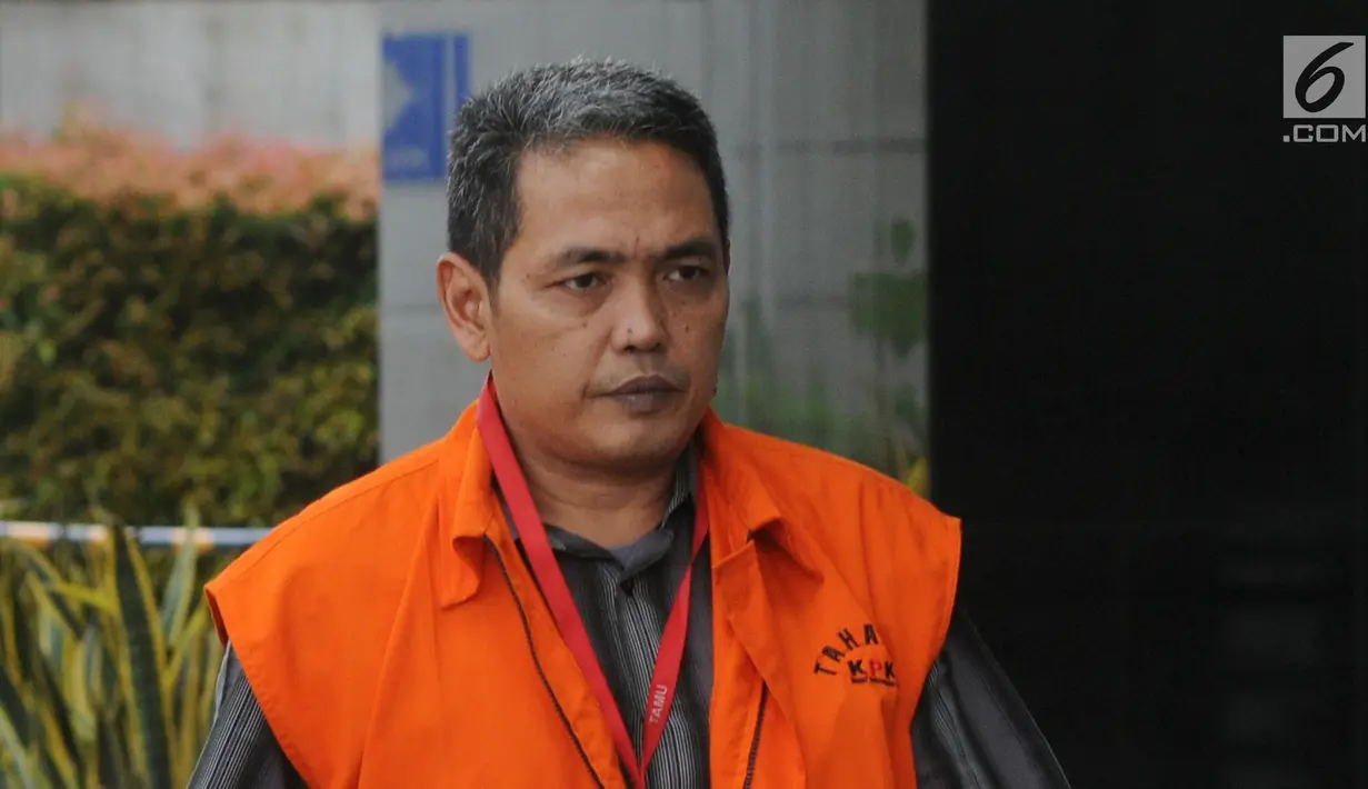 Plh Kadis PU Kota Pasuruan Dwi Fitri Nurcahyo tiba di Gedung KPK, Jakarta, Jumat (16/11). Dwi akan menjalani pemeriksaan lanjutan oleh penyidik KPK. (Merdeka.com/Dwi Narwoko)