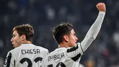 Pemain depan Juventus, Paulo Dybala (kanan) merayakan di samping Federico Chiesa setelah mencetak gol ke gawang  Zenit St. Petersburg pada match day ke-4 Liga Champions di Allianz stadium, Rabu (3/11/2021) dinihari WIB. Menjamu Zenit, Juventus menang 4-2 atas Zenit. (Isabella BONOTTO / AFP)
