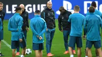 Pelatih Real Madrid, Zinedine Zidane, memberikan arahan kepada anak asuhnya saat sesi latihan jelang laga Liga Champions di Dortmund, Senin (25/9/2017). Real Madrid akan berhadapan dengan Borussia Dortmund. (AFP/Patrik Stollarz)