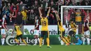 Para pemain Arsenal merayakan gol  Laurent Koscielny (3kanan) saat melawan Burnley pada lanjutan Premier League pekan ke-7 di Stadion Turf Moor, (2/10/2016). (Reuters/Anthony Devlin)