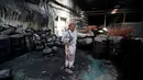 Pekerja menunjukkan kondisi hancur pabrik pipa dan pompa air usai terkena serangan udara Arab Saudi, Kamis (15/9). Akibat kejadian ini pabrik tersebut mengalami kerugian ditaksir mencapai miliaran. (REUTERS/Khaled Abdullah)