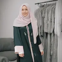 Maia Estianty terlihat anggun mengenakan gamis hijau dengan perpaduan pink dan motif bunga. Kali ini Maia terlihat mengenakan pashmina yang senada dengan pakaiannya [instagram/maiaestiantyreal]