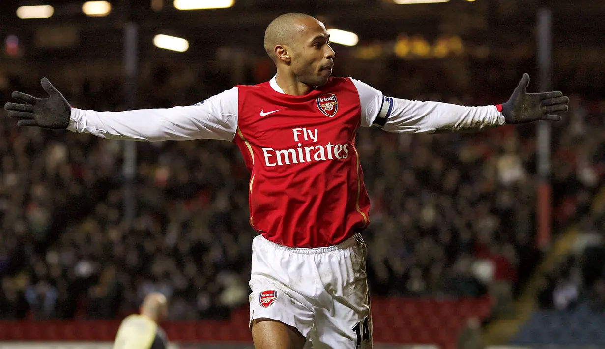 <p>Thierry Henry. Striker Prancis yang didatangkan Arsenal dari Juventus pada awal musim 1999/2000 ini mulai menjabat kapten Arsenal di awal musim 2004/2005 menggantikan Martin Keown. Total 8 musim ia tampil 370 laga dengan torehan 226 gol dan 106 assist. (AFP/Andrew Yates)</p>