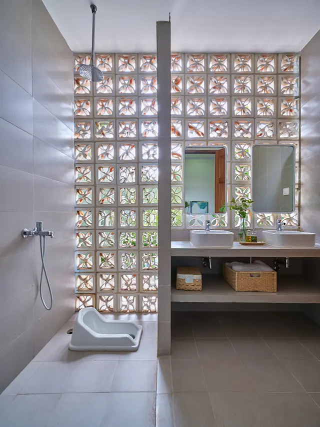 Kamar mandi modern kloset jongkok (Foto: Reve Art AI)