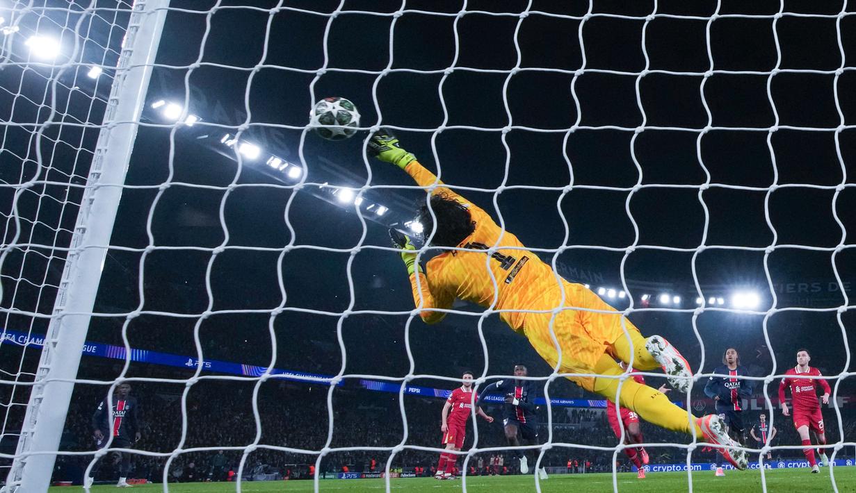 Meski PSG melepaskan 27 tembakan, namun Alisson berhasil menjaga gawangnya dari kebobolan. (AP Photo/Christophe Ena)