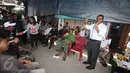 Cagub DKI Jakarta Anies Baswedan berdialog dengan warga saat mengunjungi Pasar Bambu Kuning, Sunter Agung, Jakarta, Senin (31/10). Anies melakukan tanya jawab tentang program jika terpilih menjadi orang nomor satu Jakarta. (Liputan6.com/Immanuel Antonius)