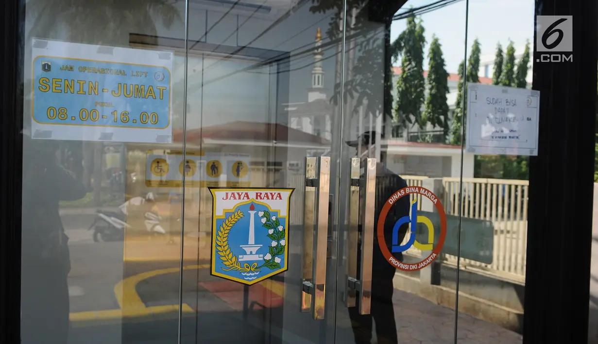 Petugas sedang berjaga di lift jembatan penyeberangan orang (JPO) Sumarno, Jakarta, Kamis (10/1). Lift JPO Surmano sudah bisa digunakan. Lift JPO Sumarno bisa digunakan setiap jam 08.00-16.00. (Liputan6.com/Herman Zakharia)