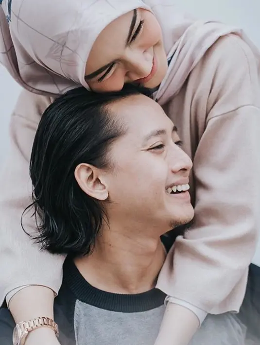Setelah menikah pada 27 Maret 2016, Melodu pun fokus dengan keluarga kecilnya. Disini pun cukup banyak perubahannya, selain sudah tidak muncul di layar kaca, Melody putuskan untuk berhijab.(Liputan6.com/IG/melodyprima)