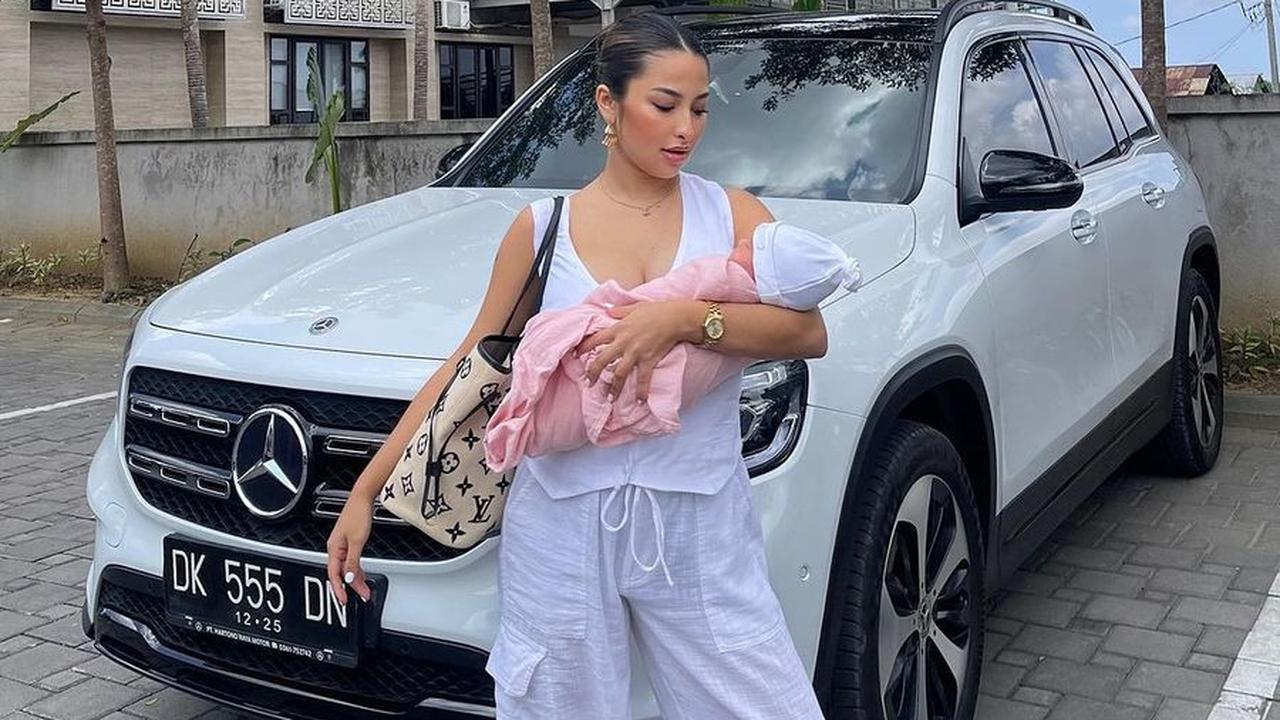 Banjir Pujian Warganet, 8 Foto Jennifer Coppen Menjadi Hot Mommy Usai Melahirkan!