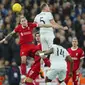 Kostas Tsimikas dari Liverpool, kiri, dan Vladimir Coufal dari West Ham melompat untuk mengejar bola pada pertandingan sepak bola perempat final Piala Liga Inggris antara Liverpool dan West Ham United di stadion Anfield di Liverpool, Inggris, Rabu, 20 Desember 2023. (AP Photo/ Jon Super)