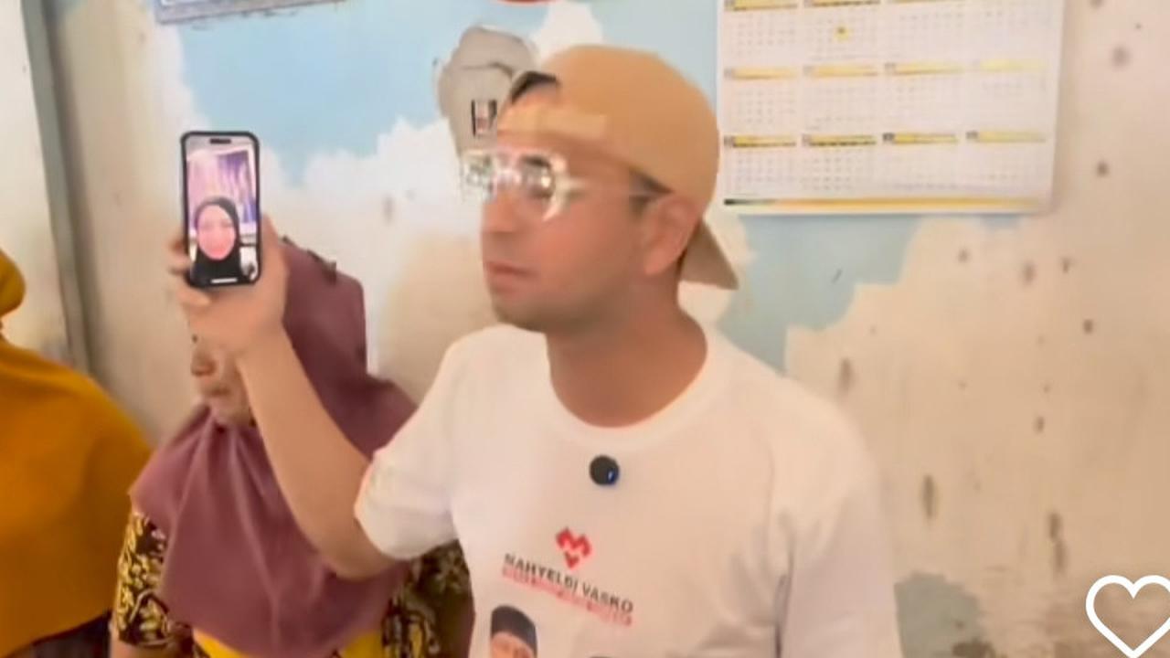 Potret Raffi Ahmad Kunjungi Rumah Keluarga Nagita Slavina di Sumatera Barat, Ada Foto Rieta Amilia & Gideon Tengker