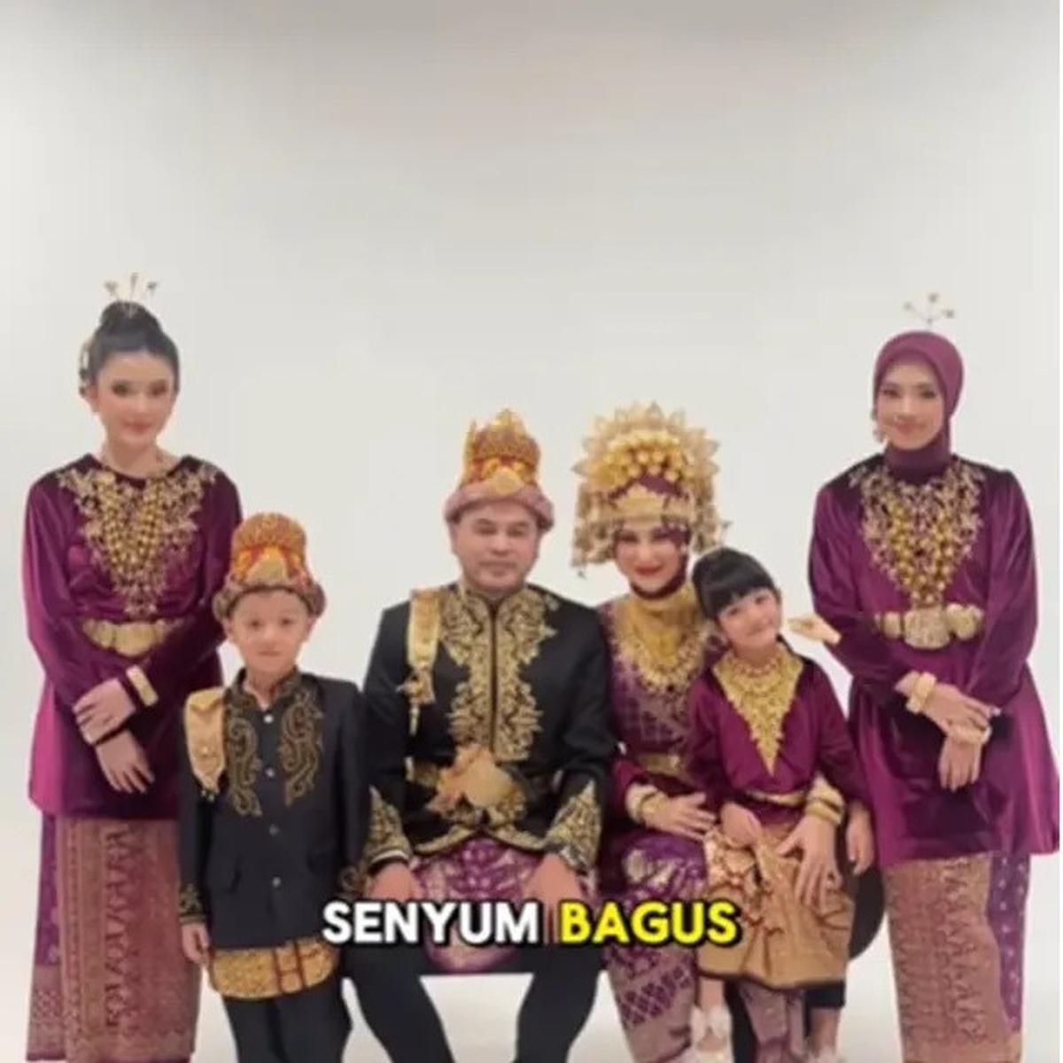 Photoshoot Irish Bella Bersama Keluarga