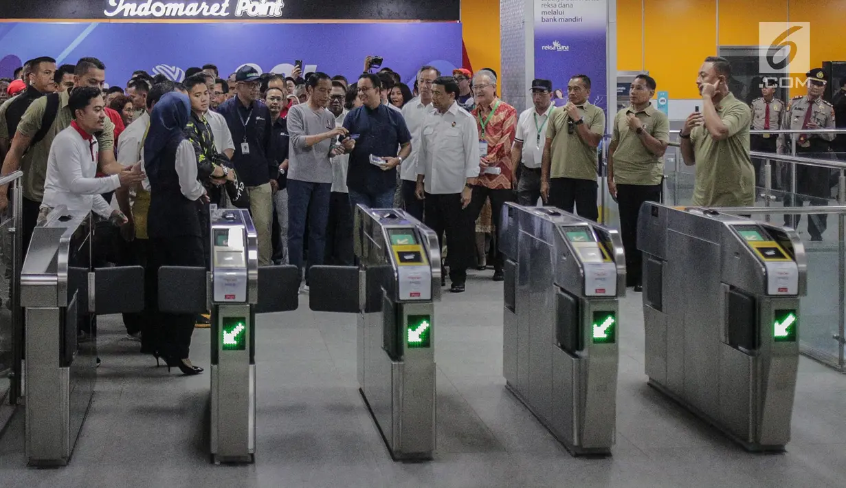 Presiden Joko Widodo didampingi Gubernur DKI Jakarta Anies Baswedan bersiap menaiki moda raya terpadu (MRT) di Stasiun MRT Istora Mandiri, Jakarta, Minggu (24/3). MRT beroperasi secara komersial pada 1 April 2019. (Liputan6.com/Faizal Fanani)