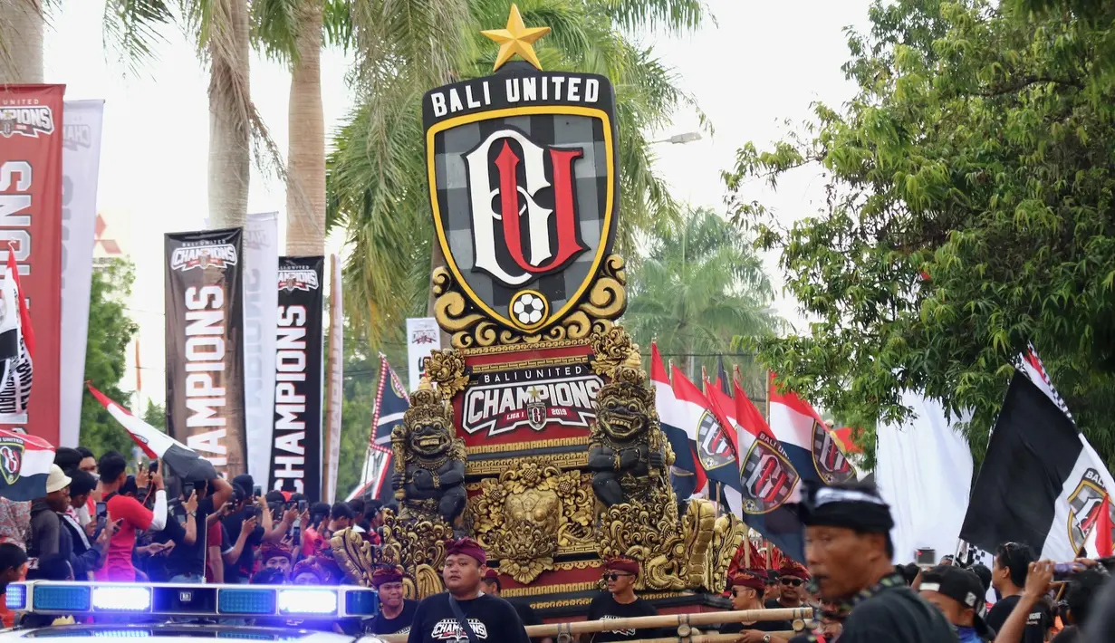 Kemeriahan parade budaya yang diadakan oleh Bali United di sepanjang Jalan By Pass Dharma Giri menuju Stadion Kapten I Wayan Dipta, Bali, Senin (23/12). Parade budaya diadakan untuk merayakan gelar juara Bali United. (Bola.com/Aditya Wany)