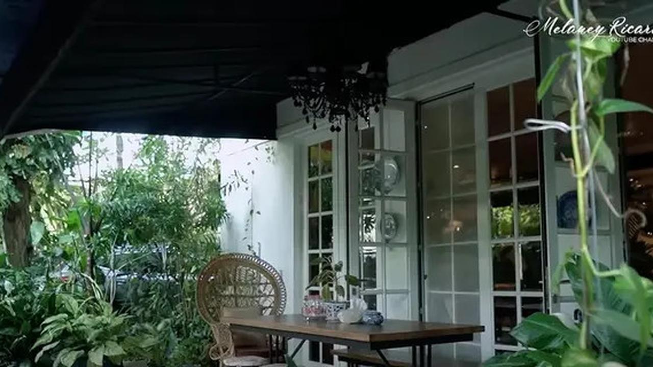 9 Potret Teras dan Taman di Rumah Yuni Shara, Nuansa Tropis yang Asri dan Estetik