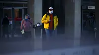 Orang-orang yang mengenakan masker untuk membantu mengekang penyebaran virus corona COVID-19 berjalan di Moskow, Rusia, Rabu (2/12/2020). Rusia memerintahkan penggunaan masker di seluruh negeri dan sebagian besar pembatasan ringan yang bervariasi. (AP Photo/Alexander Zemlianichenko)