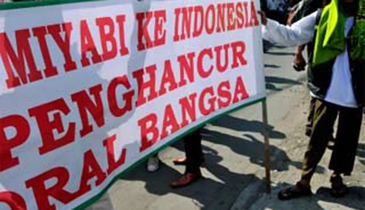 Unjuk rasa massa FPI menolak kedatangan bintang film porno Miyabi di Kantor Maxima Picture, Jakarta. Maxima berencana mendatangkan Miyabi untuk berakting dalam film Menculik Miyabi.(Antara)