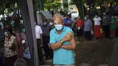 Lansia Sri Lanka memegang lengannya setelah menerima dosis vaksin COVID-19 Pfizer di tempat vaksinasi di Kolombo, Rabu (7/7/2021). Sri Lanka memberikan Pfizer untuk dosis kedua kepada mereka yang dibiarkan menunggu usai menerima AstraZeneca sebagai yang pertama awal tahun ini (AP/Eranga Jayawardena)