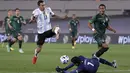 Lini belakang Bolivia benar-benar kelimpungan. Trio Argentina, Di Maria, Messi dan Martinez menjadi momok yang sangat menakutkan barisan pertahanan Bolivia. Sempat menambah angka tapi dianulir wasit, skor 1-0 Albiceleste akhirnya bertahan hingga turun minum. (Foto: AP/Pool/Juan Ignacio Roncoroni)