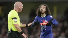 Momen tak terduga terjadi saat laga lanjutan Liga Inggris 2022/2023 antara Chelsea melawan Bournemouth di Stadion Stamford Bridge, Rabu (28/12/2022) dini hari WIB. Sepatu yang dikenakan Marc Cucurella robek setelah diinjak oleh pemain Bournemouth. (AP/Kin Cheung)
