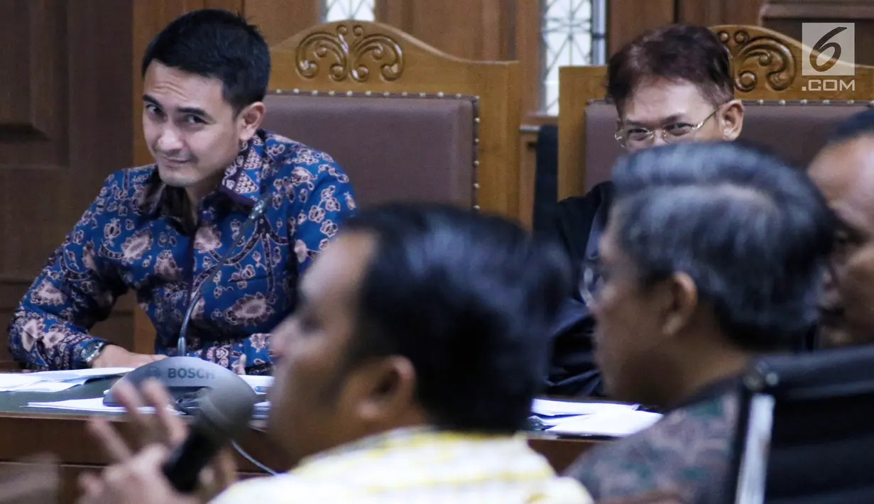 Gubernur nonaktif Jambi, Zumi Zola (kiri) menyimak keterangan saksi saat sidang lanjutan dugaan gratifikasi dan suap di Pengadilan Tipikor Jakarta, Senin (17/9). Sidang menghadirkan saksi dari unsur PNS dan DPRD Jambi. (Liputan6.com/Helmi Fithriansyah)