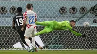 Pemain Timnas Kanada, Alphonso Davies (kiri) mencetak gol ke gawang Timnas Kroasia dalam laga matchday kedua Grup F Piala Dunia 2022 di Khalifa International Stadium, Doha, Qatar, Minggu (27/11/2022) malam WIB. (AP/Martin Meissner)