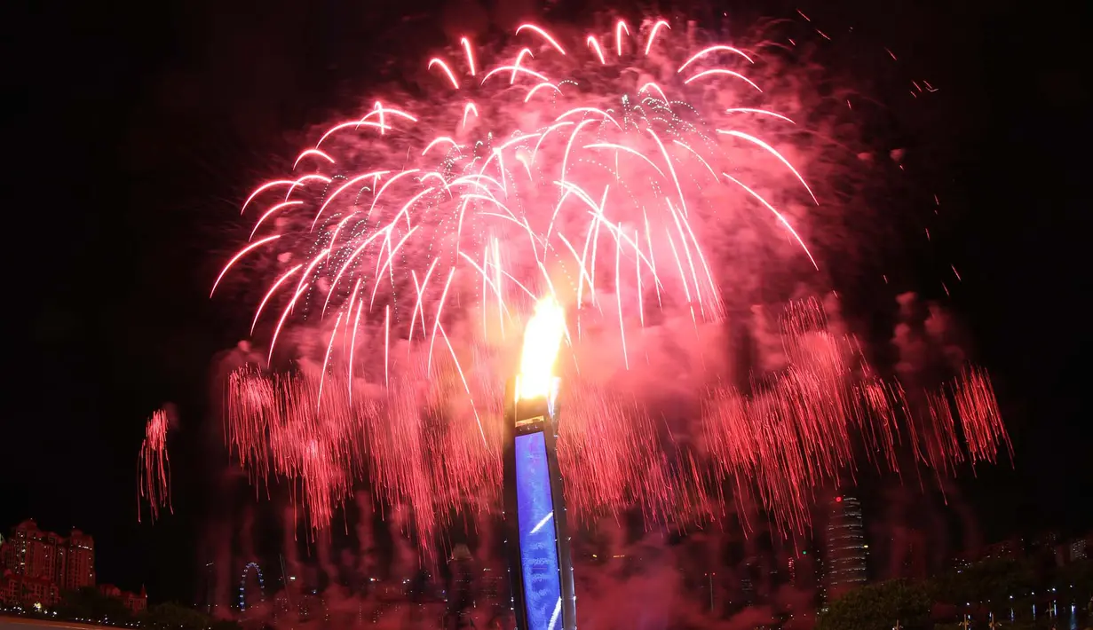 Pesta kembang api yang menjadi latar kaldron api SEA Games menghiasi langit Singapura pada saat Pembukaan SEA Games 2015 di Stadion Nasional Singapura. Jumat (5/6). (Bola.com/Arief Bagus)