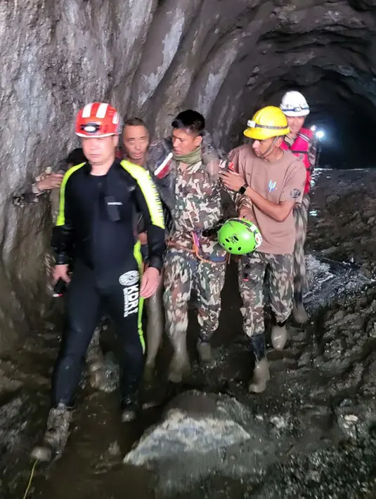 Para prajurit menyelamatkan seorang pekerja warga negara China dalam keadaan hidup dari sebuah terowongan saat operasi yang sedang berlangsung di proyek pembangkit listrik tenaga air Trishuli-3A di distrik Rasuwa, Nepal, Sabtu, 5 September 2026. (Angkatan Darat Nepal via AFP)