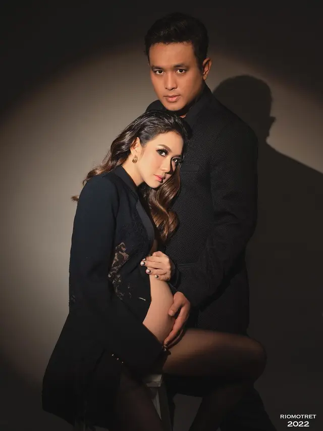 Potret Maternity Shoot Gilang Dirga dan Adiezty Fersa yang Bergaya Klasik dalam Balutan Versace