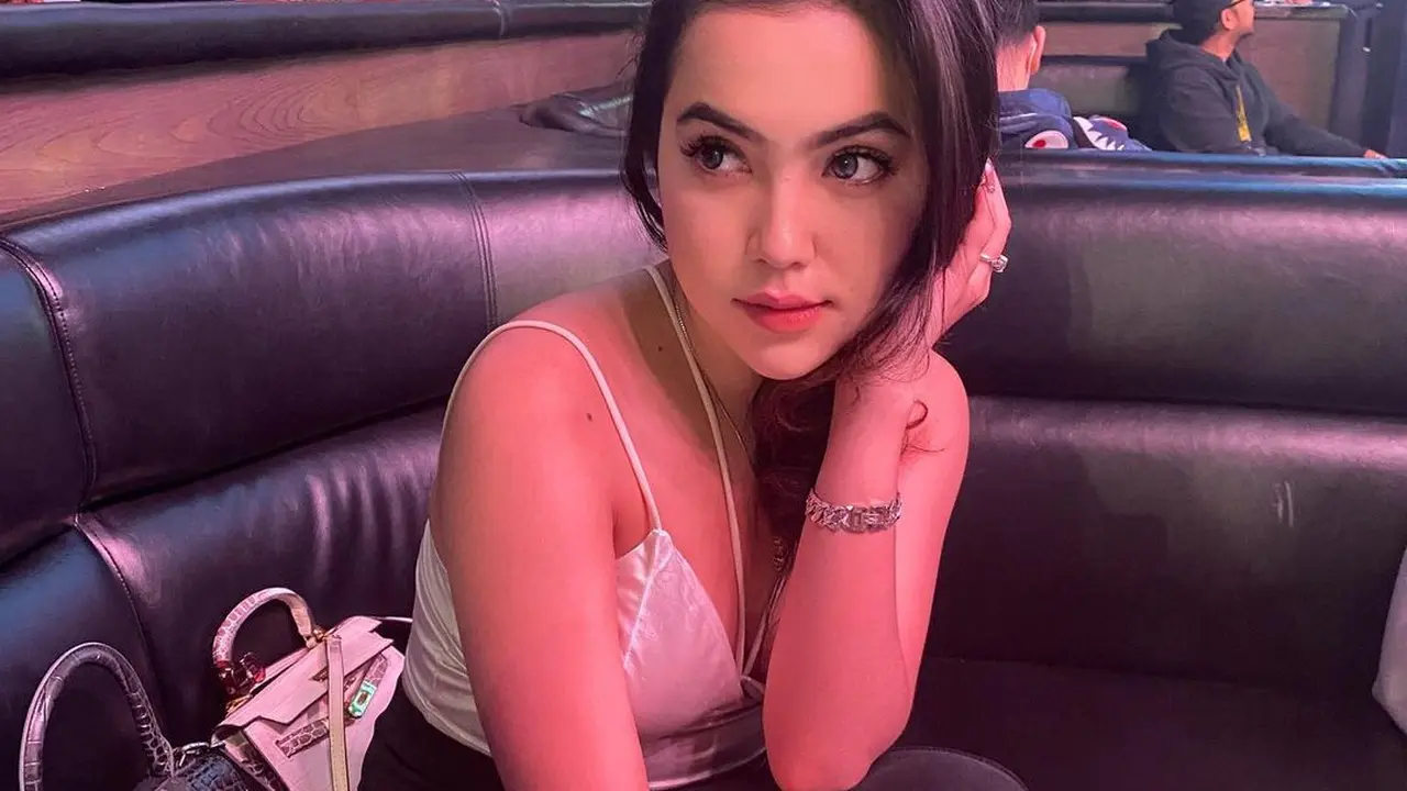 Dita Johard (https://www.instagram.com/p/CetwjxwBkSF/)